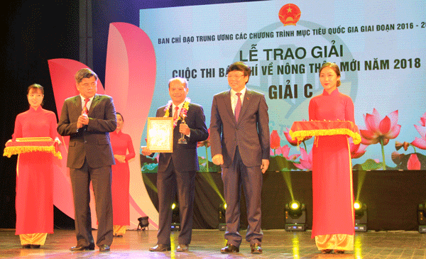 Nhà báo xuống đồng cùng nông gia
