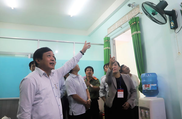 Chủ tịch UBND tỉnh kiểm tra phòng lưu giữ đề, bài thi tại Trường THPT Bảo Lâm (huyện Bảo Lâm)