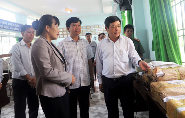 Chủ tịch UBND tỉnh cùng Đoàn công tác kiểm tra tại phòng hội đồng thi Trường THPT Bảo Lâm