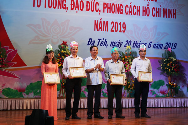 Ông Tôn Thiện Đồng, Bí thư Huyện ủy Đạ Tẻh trao giai cho các đội thi