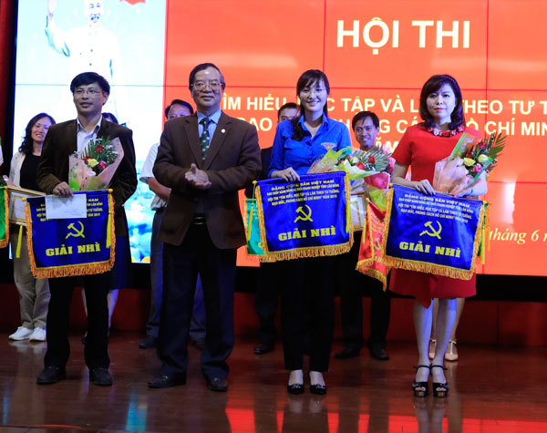 Trao giải cho các đội thi được giải Nhì