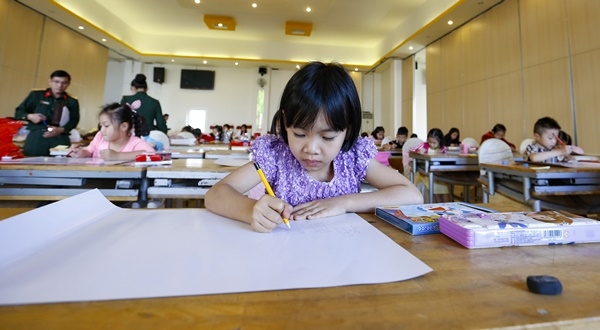 58 &quot;họa sĩ nhí&quot; tham gia vẽ tranh &quot;Bay cao những ước mơ&quot;