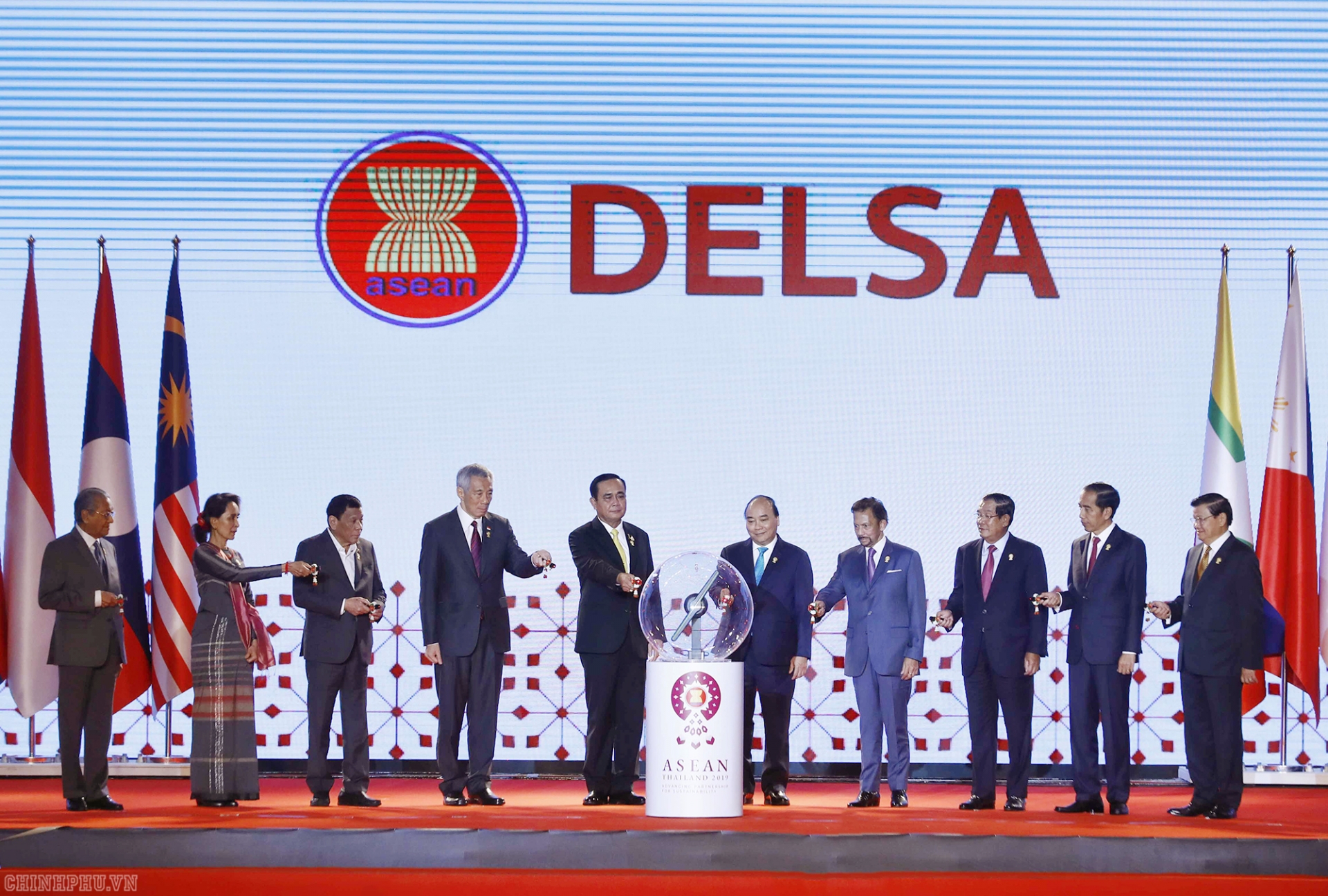 Các nhà lãnh đạo ASEAN khai trương Kho vệ tinh ASEAN tại tỉnh Chainat, Thái Lan, trong Chương trình hậu cần ASEAN về thiên tai khẩn cấp (DELSA)