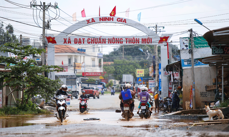 Ðường ngập nước, đầy &quot;ổ gà&quot; ngay sau cánh cổng nông thôn mới