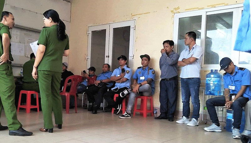 Dùng vệ sỹ ép tiểu thương nộp tiền