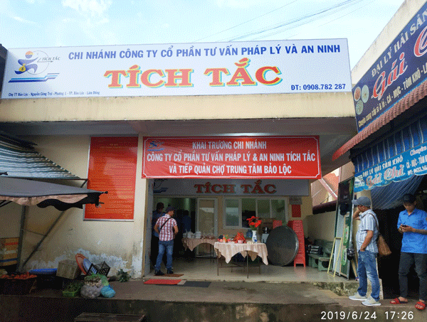Công ty Tích Tắc đã “mua nợ” tưng bừng khai trương chi nhánh tại Chợ Bảo Lộc vào chiều 24/6. Ảnh: Ðông Anh