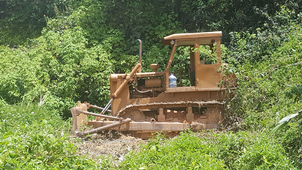 Chiếc xe ủi đang “ngụy trang” nhằm qua mặt cơ quan chức năng
