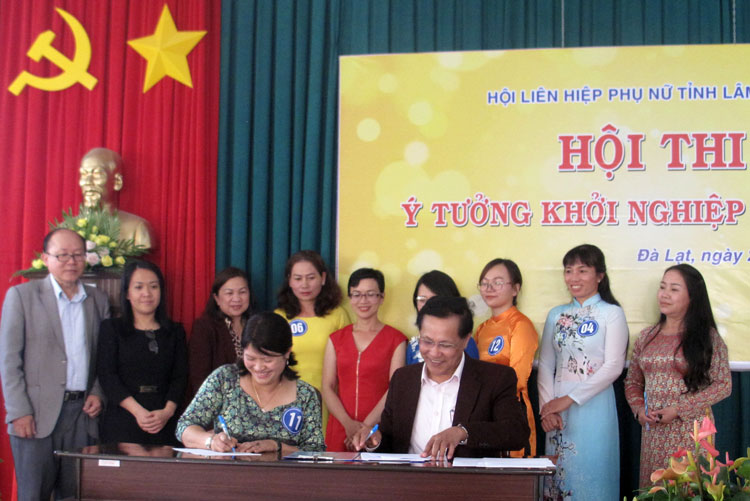 Ông Trương Văn Đức - Tổ phó Tổ hỗ trợ khởi nghiệp tỉnh Lâm Đồng ký kết hỗ trợ với các tác giả ý tưởng đoạt giải Nhất, Nhì, Ba tại Hội thi chung kết Ý tưởng khởi nghiệp năm 2019