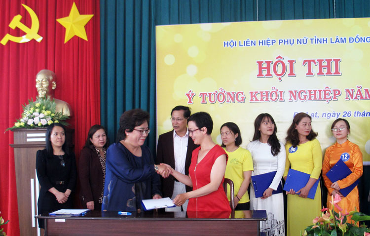 Bà Dương Thị Hạnh - Chủ nhiệm CLB Nữ Doanh nhân tỉnh ký kết hỗ trợ cho 4 ý tưởng lọt vào chung kết và 1 giải pháp tham dự Hội thi Ý tưởng khởi nghiệp năm 2019