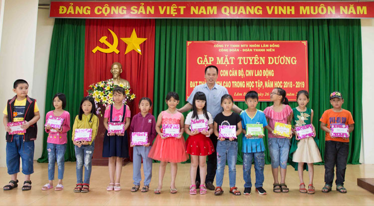 Ông Tường Thế Hà - Phó Giám đốc Công ty TNHH MTV Nhôm Lâm Đồng trao phần thưởng cho các cháu đạt thành tích cao trong học tập