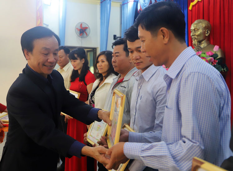 Bảo Lộc: Tuyên dương, khen thưởng 39 nông dân sản xuất, kinh doanh giỏi