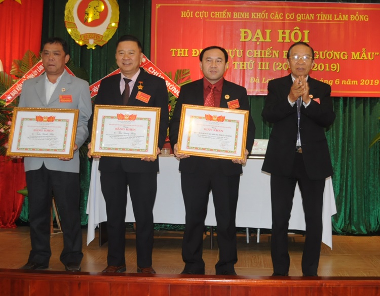 Trao Bằng khen, Giấy khen cho các cá nhân và tập thể