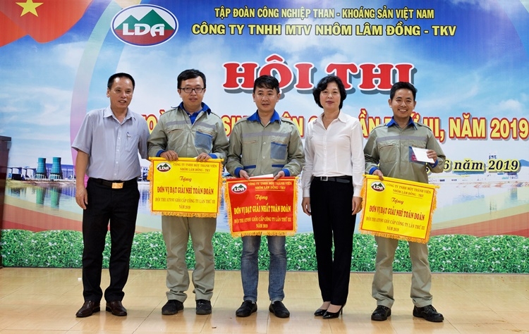 Trao giải cho các đội đạt thành tích xuất sắc tại Hội thi