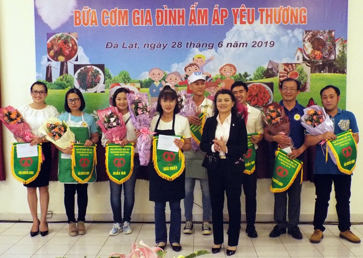 Trao giải thưởng cho các đơn vị xuất sắc