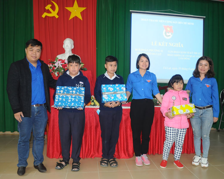 Nhận đỡ đầu học sinh có hoàn cảnh khó khăn tại Đà Lạt