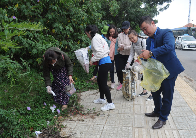 Các đoàn viên thanh niên ra quan bảo vệ môi trường trên địa bàn