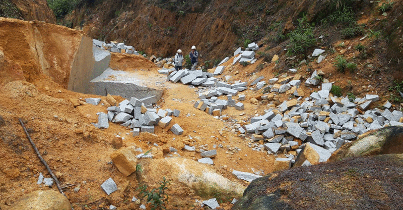 Cần san lấp những hố sâu nguy hiểm tại bãi rác Cam Ly