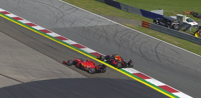 Verstappen vượt qua Leclerc để đoạt chiến thắng