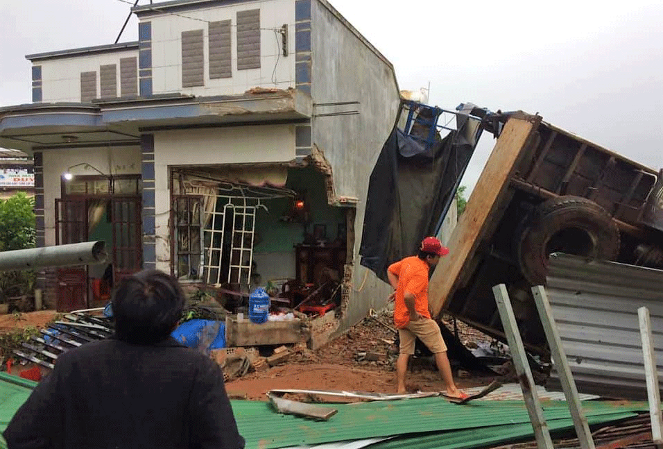 Nhà ông Hoàng Văn Trường bị xe tải tông sập một phần phòng khách