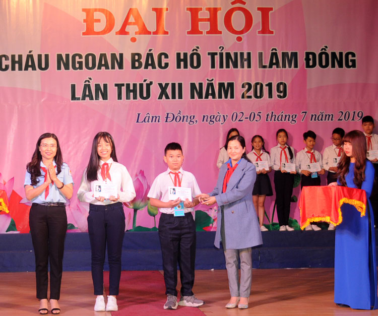 Tặng Giấy khen đạt danh hiệu Cháu ngoan Bác Hồ cấp tỉnh giai đoạn 2014 – 2019
