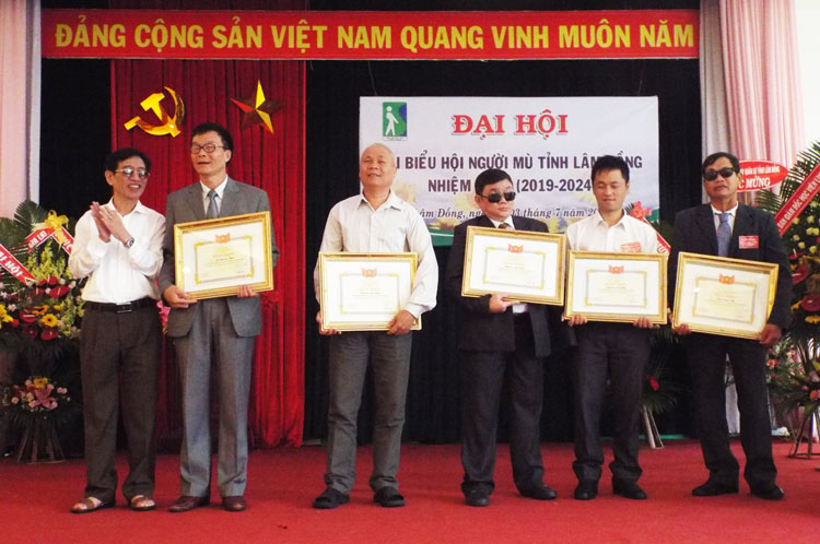 Tặng Bằng khen của TW Hội Người mù Việt Nam và UBND tỉnh Lâm Đồng cho các nhà hảo tâm, nhà thiện nguyện, các cá nhân tập thể xuất sắc