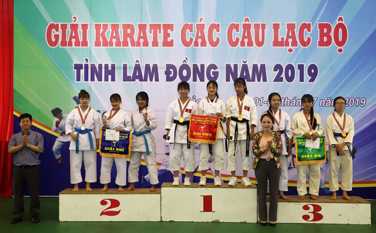Trao giải đồng đội nữ cho các VĐV