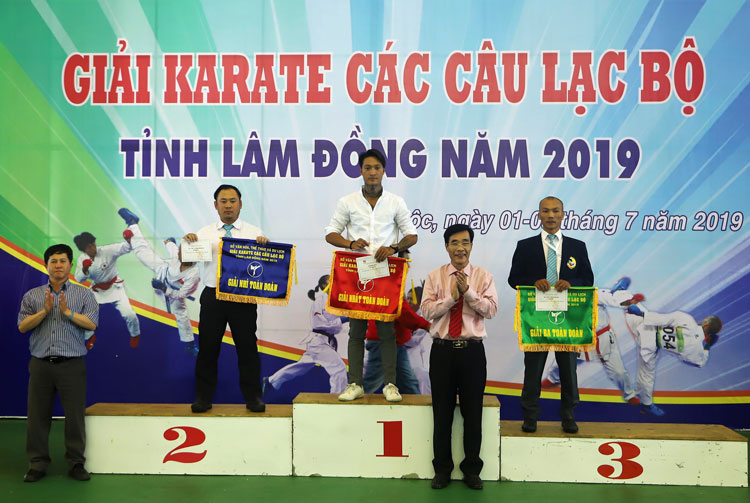 Trao giải toàn đoàn cho các đơn vị đạt thành tích cao