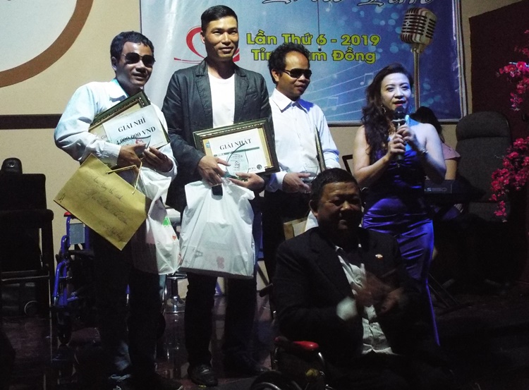 Trao giải thưởng cho 3 thí sinh xuất sắc nhất cuộc thi