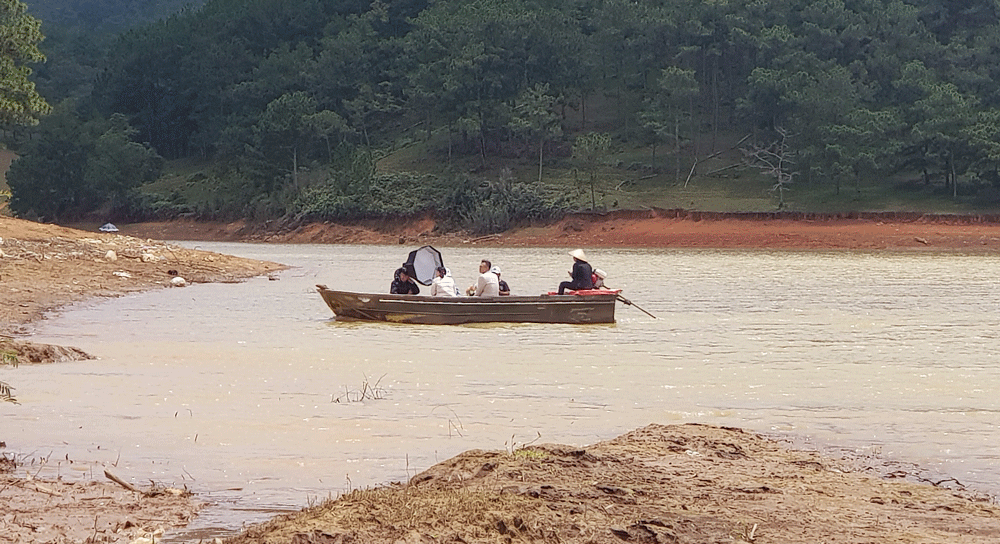 Thuyền &quot;chui&quot; vẫn mạo hiểm chở khách trên hồ Ðan Kia - Suối Vàng