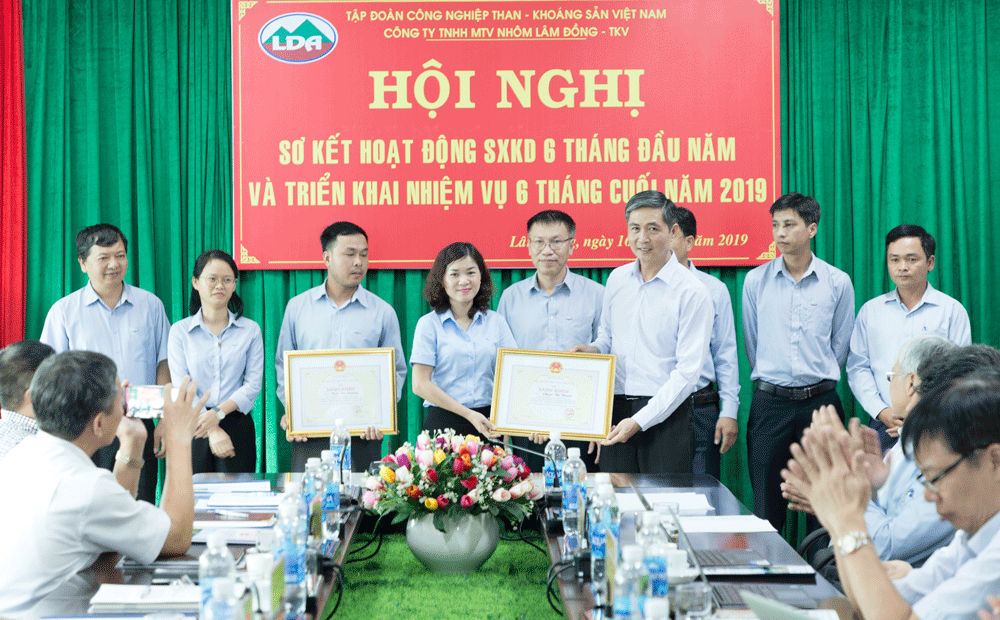 Ông Vũ Minh Thành - Tổng Giám đốc Công ty TNHH MTV Nhôm Lâm Đồng trao Bằng khen của Bộ Công thương cho CBCNV Công ty