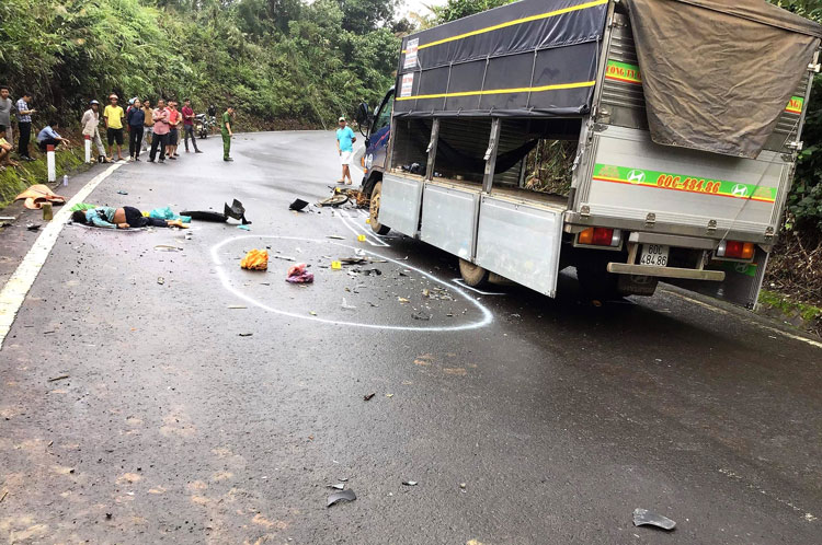 Xe máy va chạm với xe tải trên đèo Con Ó, 3 học sinh thương vong