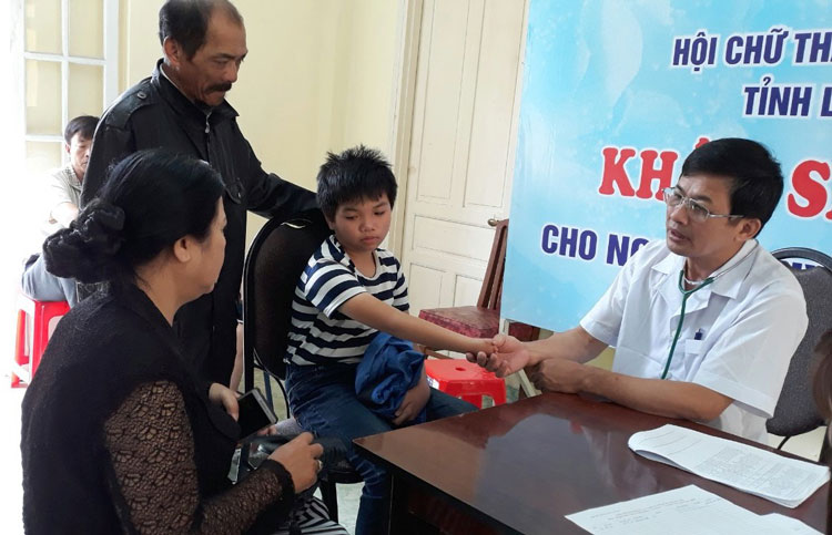 Khám sàng lọc bệnh cho khoảng 200 bệnh nhân khuyết tật vận động