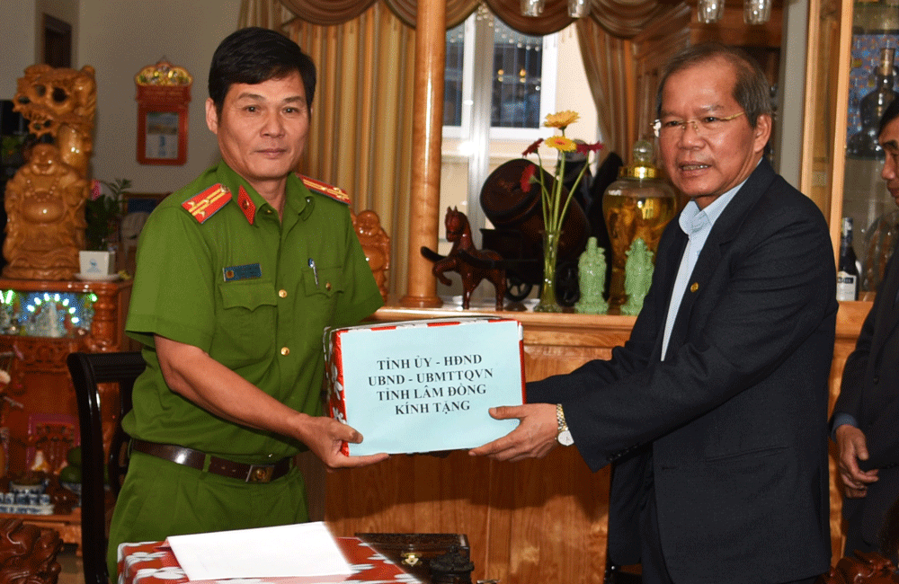 Đồng chí Nguyễn Xuân Tiến, Bí thư Tỉnh ủy thăm và tặng quà gia đình bà Đặng Thị Hiển, Thương binh hạng 1/4, Phường 4 thành phố Đà Lạt