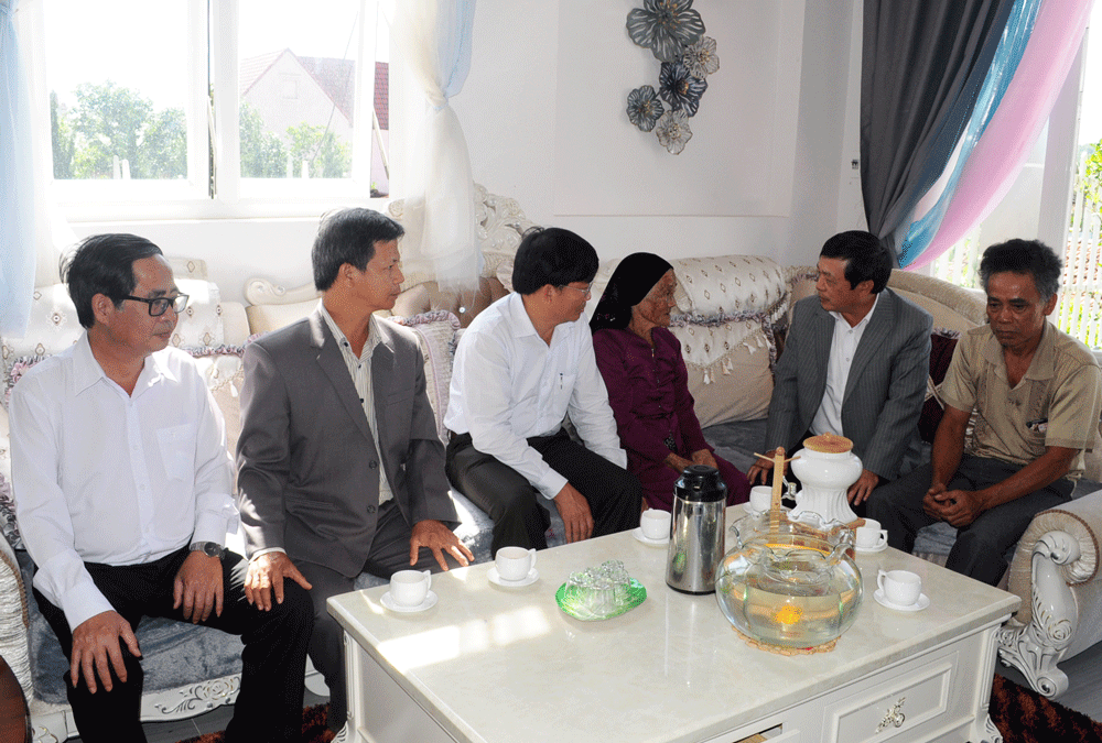 Thăm hỏi và động viên Mẹ Việt Nam Anh hùng Nguyễn Thi Tư (tại Thị trấn Đinh Văn, huyện Lâm Hà)
