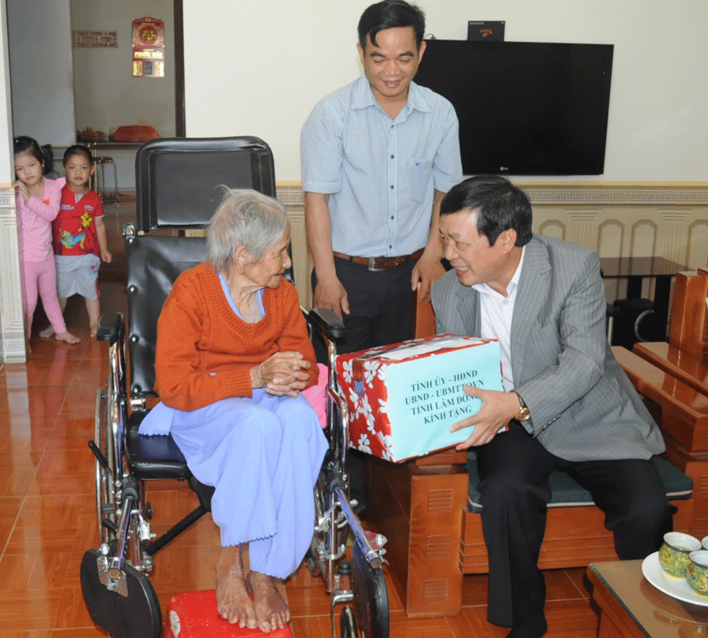 Thăm hỏi và động viên Mẹ Việt Nam Anh hùng Lê Thị Chững (tại Thị trấn Đinh Văn, huyện Lâm Hà)
