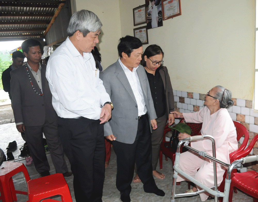 Chủ tịch UBND tỉnh ân cần thăm hỏi bà Võ Thị Cần thân nhân liệt sỹ ở xã Liêng S’rônh)