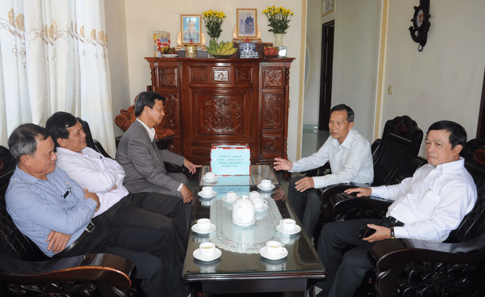 Chủ tịch UBNd tỉnh cùng đoàn công tác thăm tặng quà cho Anh hùng Lực lượng Vũ trang Nhân dân Ngô Xuân Đệ