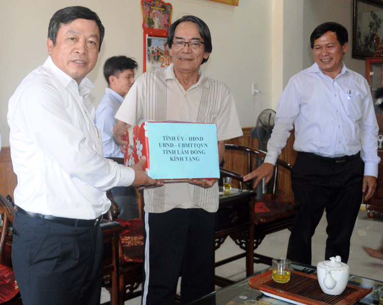 Đồng chí Đoàn Văn Việt - Chủ tịch UBND tỉnh thăm và tặng quà cho Anh hùng Lực lượng Vũ trang Nhân dân thương binh thương binh Mai Thanh Minh