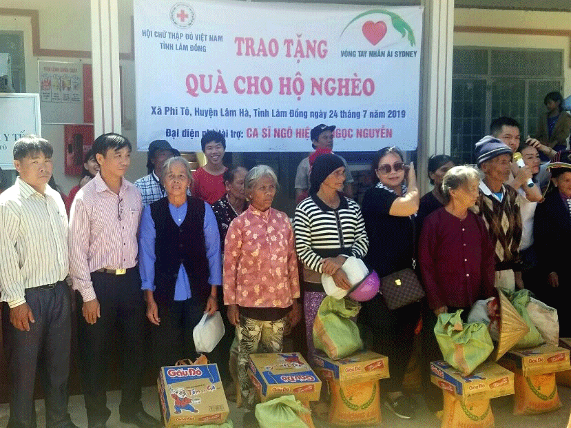 Khám bệnh, cấp thuốc, tặng quà cho đồng bào xã Phi Tô