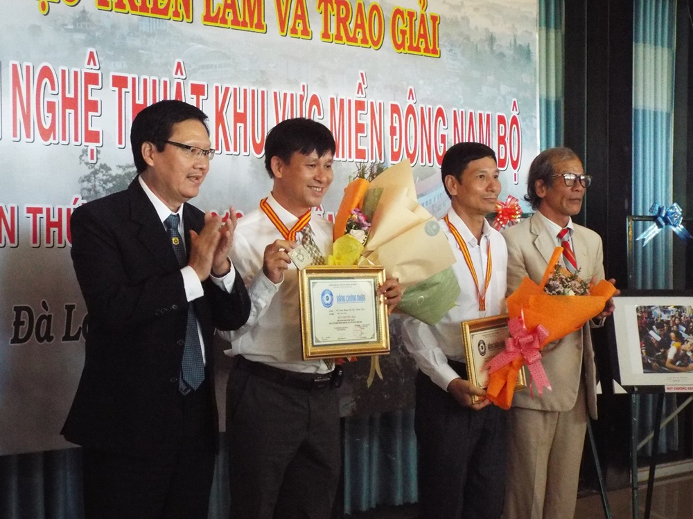 Trao Huy chương Bạc
