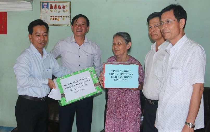 Đồng chí Phó Bí thư Thường trực Tỉnh ủy tặng quà cho bà Nguyễn Thị Chúng – người hoạt động cách mạng bị địch bắt tù đày (thị trấn Đạ M’ri, huyện Đạ Huoai)