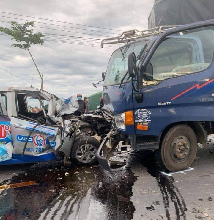 Đơn Dương: xe tải và taxi đối đầu, một người tử vong