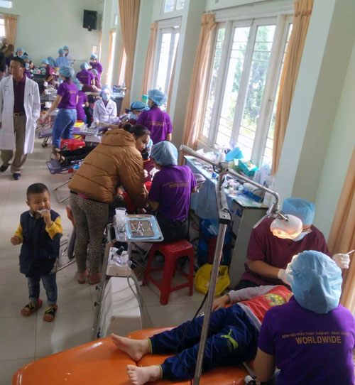 Đà Lạt khám bệnh, cấp thuốc, tặng quà cho đối tượng chính sách