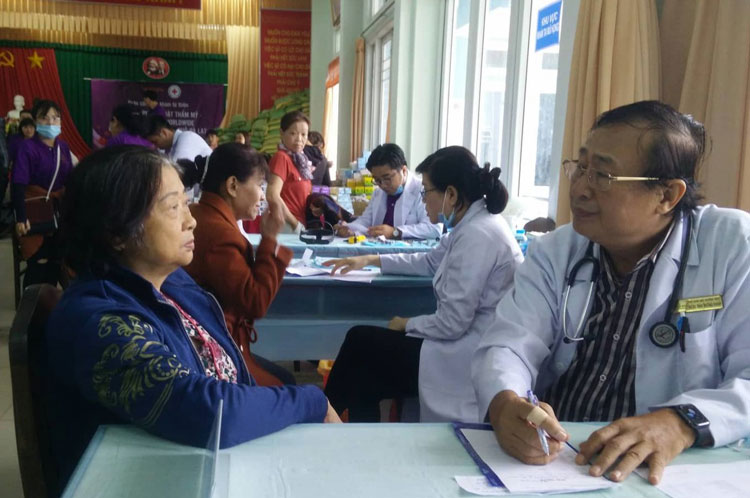 Các bác sĩ tư vấn, khám bệnh, phát thuốc cho đối tượng chính sách ở Đà Lạt