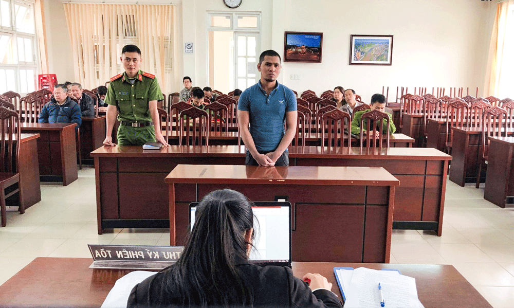 12 tháng tù cho thanh niên chống người thi hành công vụ