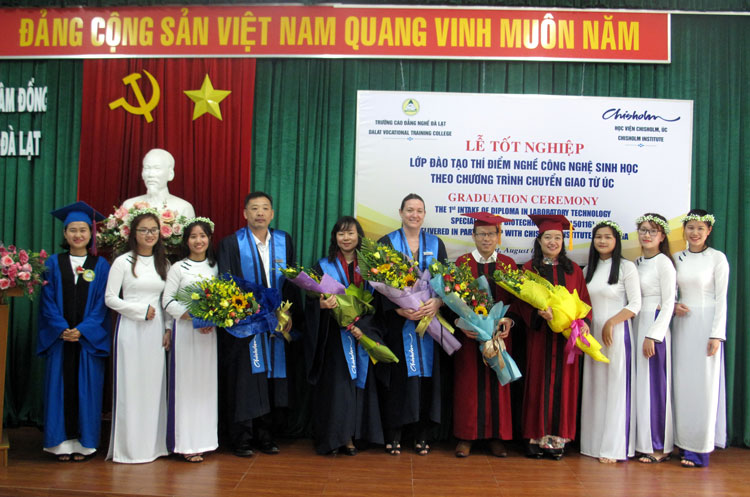 Đại diện các sinh viên lớp đào tạo thí điểm tặng hoa cho lãnh đạo Tổng cục Giáo dục nghề nghiệp, Học viện Chisholm (Úc), Công ty AIC và Trường Cao đẳng Nghề Đà Lạt