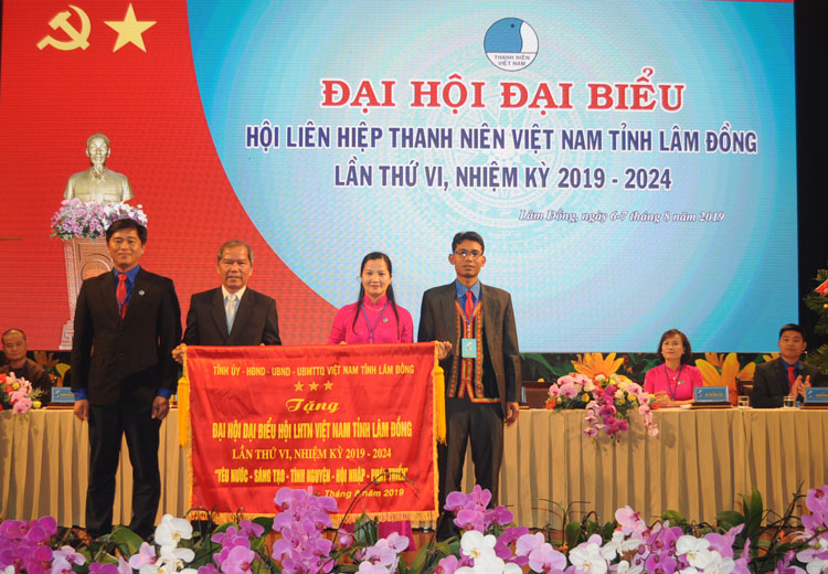 Bí thư Tỉnh ủy Lâm Đồng Nguyễn Xuân Tiến tặng bức trướng với nội dung “Yêu nước, sáng tạo, tình nguyện, hội nhập, phát triển” cho đại hội