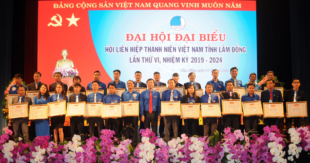 Tặng Bằng khen Ủy ban Trung ương Hội LHTN Việt Nam cho các tập thể và  cá nhân; Chủ tịch UBND tỉnh Lâm Đồng tặng Bằng khen cho các tập thể và  cá nhân