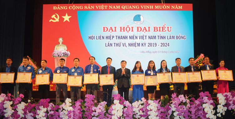 Chủ tịch UBND tỉnh Lâm Đồng tặng Bằng khen cho các tập thể và  cá nhân
