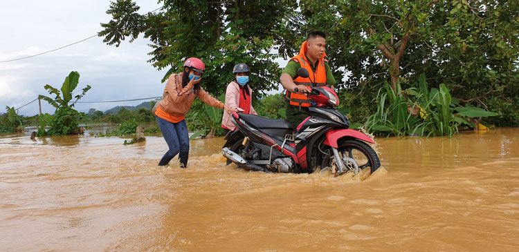 Lực lượng công an giúp dân di chuyển qua vị trí bị ngập